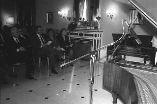 Il Presidente della Repubblica Francesco Cossiga saluta il maestro Jörg Demus in occasione del Concerto per fortepiano tenuto al Palazzo del Quirinale