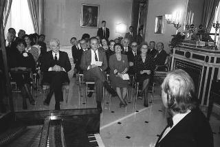 Il Presidente della Repubblica Francesco Cossiga saluta il maestro Jörg Demus in occasione del Concerto per fortepiano tenuto al Palazzo del Quirinale