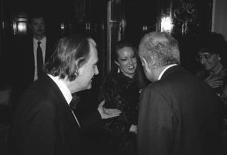 Il Presidente della Repubblica Francesco Cossiga saluta il maestro Jörg Demus in occasione del Concerto per fortepiano tenuto al Palazzo del Quirinale