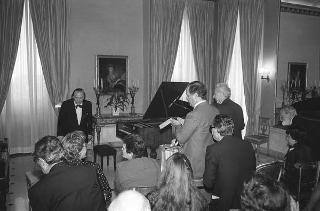 Il Presidente della Repubblica Francesco Cossiga saluta il maestro Jörg Demus in occasione del Concerto per fortepiano tenuto al Palazzo del Quirinale