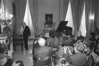 Il Presidente della Repubblica Francesco Cossiga saluta il maestro Jörg Demus in occasione del Concerto per fortepiano tenuto al Palazzo del Quirinale