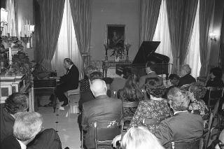 Il Presidente della Repubblica Francesco Cossiga saluta il maestro Jörg Demus in occasione del Concerto per fortepiano tenuto al Palazzo del Quirinale