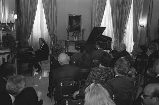 Il Presidente della Repubblica Francesco Cossiga saluta il maestro Jörg Demus in occasione del Concerto per fortepiano tenuto al Palazzo del Quirinale