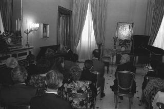 Il Presidente della Repubblica Francesco Cossiga saluta il maestro Jörg Demus in occasione del Concerto per fortepiano tenuto al Palazzo del Quirinale