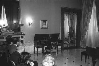 Il Presidente della Repubblica Francesco Cossiga saluta il maestro Jörg Demus in occasione del Concerto per fortepiano tenuto al Palazzo del Quirinale