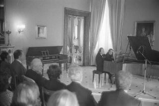 Il Presidente della Repubblica Francesco Cossiga saluta il maestro Jörg Demus in occasione del Concerto per fortepiano tenuto al Palazzo del Quirinale