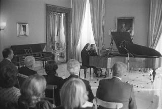 Il Presidente della Repubblica Francesco Cossiga saluta il maestro Jörg Demus in occasione del Concerto per fortepiano tenuto al Palazzo del Quirinale