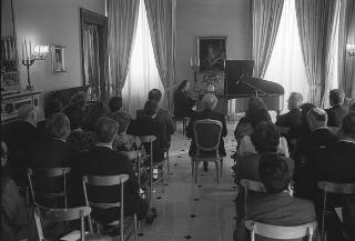 Il Presidente della Repubblica Francesco Cossiga saluta il maestro Jörg Demus in occasione del Concerto per fortepiano tenuto al Palazzo del Quirinale