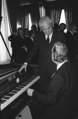 Il Presidente della Repubblica Francesco Cossiga saluta il maestro Jörg Demus in occasione del Concerto per fortepiano tenuto al Palazzo del Quirinale
