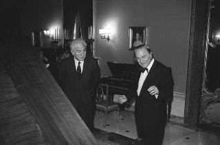 Il Presidente della Repubblica Francesco Cossiga saluta il maestro Jörg Demus in occasione del Concerto per fortepiano tenuto al Palazzo del Quirinale