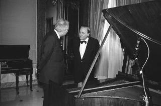 Il Presidente della Repubblica Francesco Cossiga saluta il maestro Jörg Demus in occasione del Concerto per fortepiano tenuto al Palazzo del Quirinale