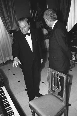 Il Presidente della Repubblica Francesco Cossiga saluta il maestro Jörg Demus in occasione del Concerto per fortepiano tenuto al Palazzo del Quirinale