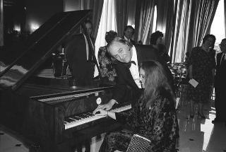 Il Presidente della Repubblica Francesco Cossiga saluta il maestro Jörg Demus in occasione del Concerto per fortepiano tenuto al Palazzo del Quirinale