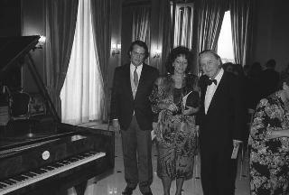 Il Presidente della Repubblica Francesco Cossiga saluta il maestro Jörg Demus in occasione del Concerto per fortepiano tenuto al Palazzo del Quirinale