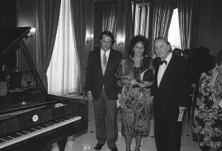 Il Presidente della Repubblica Francesco Cossiga saluta il maestro Jörg Demus in occasione del Concerto per fortepiano tenuto al Palazzo del Quirinale