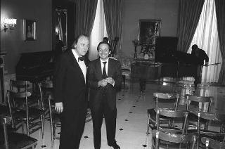 Il Presidente della Repubblica Francesco Cossiga saluta il maestro Jörg Demus in occasione del Concerto per fortepiano tenuto al Palazzo del Quirinale