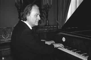 Il Presidente della Repubblica Francesco Cossiga saluta il maestro Jörg Demus in occasione del Concerto per fortepiano tenuto al Palazzo del Quirinale