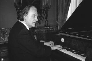 Il Presidente della Repubblica Francesco Cossiga saluta il maestro Jörg Demus in occasione del Concerto per fortepiano tenuto al Palazzo del Quirinale