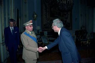 Il Presidente della Repubblica Francesco Cossiga riceve il Generale di Corpo d'Armata Giacinto Antonelli per la visita di congedo