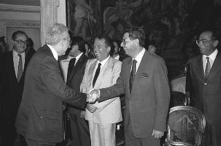 Presentazione al Presidente della Repubblica Francesco Cossiga del sistema di informatica giuridica "Archivio Costituzionale" IBM 9370, realizzato dalla IBM Italia