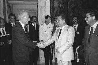 Presentazione al Presidente della Repubblica Francesco Cossiga del sistema di informatica giuridica "Archivio Costituzionale" IBM 9370, realizzato dalla IBM Italia