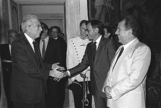 Presentazione al Presidente della Repubblica Francesco Cossiga del sistema di informatica giuridica "Archivio Costituzionale" IBM 9370, realizzato dalla IBM Italia