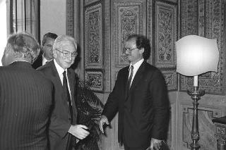 Presentazione al Presidente della Repubblica Francesco Cossiga del sistema di informatica giuridica "Archivio Costituzionale" IBM 9370, realizzato dalla IBM Italia