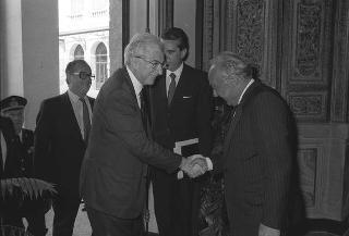 Presentazione al Presidente della Repubblica Francesco Cossiga del sistema di informatica giuridica "Archivio Costituzionale" IBM 9370, realizzato dalla IBM Italia