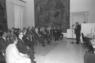 Presentazione al Presidente della Repubblica Francesco Cossiga del sistema di informatica giuridica "Archivio Costituzionale" IBM 9370, realizzato dalla IBM Italia