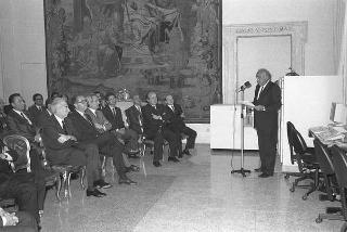 Presentazione al Presidente della Repubblica Francesco Cossiga del sistema di informatica giuridica "Archivio Costituzionale" IBM 9370, realizzato dalla IBM Italia
