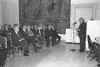Presentazione al Presidente della Repubblica Francesco Cossiga del sistema di informatica giuridica "Archivio Costituzionale" IBM 9370, realizzato dalla IBM Italia