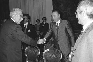 Presentazione al Presidente della Repubblica Francesco Cossiga del sistema di informatica giuridica "Archivio Costituzionale" IBM 9370, realizzato dalla IBM Italia