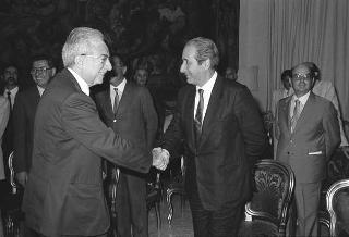 Presentazione al Presidente della Repubblica Francesco Cossiga del sistema di informatica giuridica "Archivio Costituzionale" IBM 9370, realizzato dalla IBM Italia