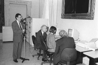 Presentazione al Presidente della Repubblica Francesco Cossiga del sistema di informatica giuridica "Archivio Costituzionale" IBM 9370, realizzato dalla IBM Italia