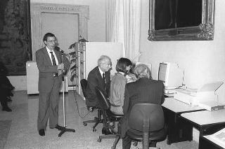 Presentazione al Presidente della Repubblica Francesco Cossiga del sistema di informatica giuridica "Archivio Costituzionale" IBM 9370, realizzato dalla IBM Italia