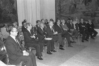 Presentazione al Presidente della Repubblica Francesco Cossiga del sistema di informatica giuridica "Archivio Costituzionale" IBM 9370, realizzato dalla IBM Italia
