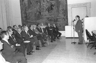 Presentazione al Presidente della Repubblica Francesco Cossiga del sistema di informatica giuridica "Archivio Costituzionale" IBM 9370, realizzato dalla IBM Italia