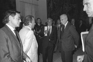 Presentazione al Presidente della Repubblica Francesco Cossiga del sistema di informatica giuridica "Archivio Costituzionale" IBM 9370, realizzato dalla IBM Italia