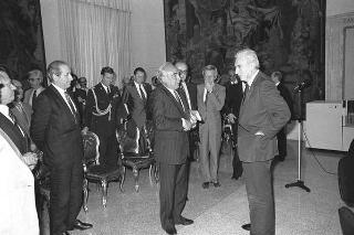 Presentazione al Presidente della Repubblica Francesco Cossiga del sistema di informatica giuridica "Archivio Costituzionale" IBM 9370, realizzato dalla IBM Italia