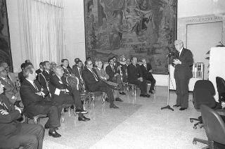 Presentazione al Presidente della Repubblica Francesco Cossiga del sistema di informatica giuridica "Archivio Costituzionale" IBM 9370, realizzato dalla IBM Italia