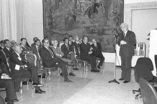 Presentazione al Presidente della Repubblica Francesco Cossiga del sistema di informatica giuridica "Archivio Costituzionale" IBM 9370, realizzato dalla IBM Italia