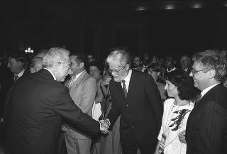 Il Presidente della Repubblica Francesco Cossiga incontra Franco Carraro, ministro del turismo e dello spettacolo, Primo Nebiolo, presidente della Federazione internazionale di atletica, e una rappresentanza di partecipanti ai Campionati mondiali di atletica Roma '87