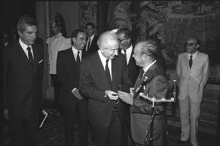 Il Presidente della Repubblica Francesco Cossiga incontra Franco Carraro, ministro del turismo e dello spettacolo, Primo Nebiolo, presidente della Federazione internazionale di atletica, e una rappresentanza di partecipanti ai Campionati mondiali di atletica Roma '87