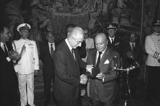 Il Presidente della Repubblica Francesco Cossiga incontra Franco Carraro, ministro del turismo e dello spettacolo, Primo Nebiolo, presidente della Federazione internazionale di atletica, e una rappresentanza di partecipanti ai Campionati mondiali di atletica Roma '87