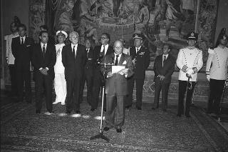 Il Presidente della Repubblica Francesco Cossiga incontra Franco Carraro, ministro del turismo e dello spettacolo, Primo Nebiolo, presidente della Federazione internazionale di atletica, e una rappresentanza di partecipanti ai Campionati mondiali di atletica Roma '87
