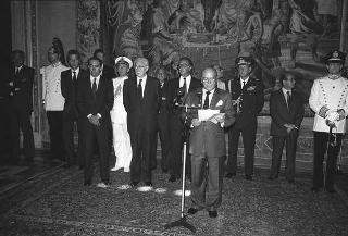 Il Presidente della Repubblica Francesco Cossiga incontra Franco Carraro, ministro del turismo e dello spettacolo, Primo Nebiolo, presidente della Federazione internazionale di atletica, e una rappresentanza di partecipanti ai Campionati mondiali di atletica Roma '87
