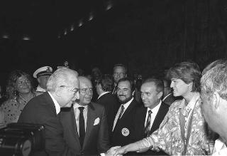 Il Presidente della Repubblica Francesco Cossiga incontra Franco Carraro, ministro del turismo e dello spettacolo, Primo Nebiolo, presidente della Federazione internazionale di atletica, e una rappresentanza di partecipanti ai Campionati mondiali di atletica Roma '87