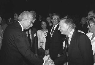 Il Presidente della Repubblica Francesco Cossiga incontra Franco Carraro, ministro del turismo e dello spettacolo, Primo Nebiolo, presidente della Federazione internazionale di atletica, e una rappresentanza di partecipanti ai Campionati mondiali di atletica Roma '87