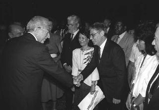 Il Presidente della Repubblica Francesco Cossiga incontra Franco Carraro, ministro del turismo e dello spettacolo, Primo Nebiolo, presidente della Federazione internazionale di atletica, e una rappresentanza di partecipanti ai Campionati mondiali di atletica Roma '87