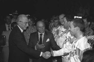 Il Presidente della Repubblica Francesco Cossiga incontra Franco Carraro, ministro del turismo e dello spettacolo, Primo Nebiolo, presidente della Federazione internazionale di atletica, e una rappresentanza di partecipanti ai Campionati mondiali di atletica Roma '87